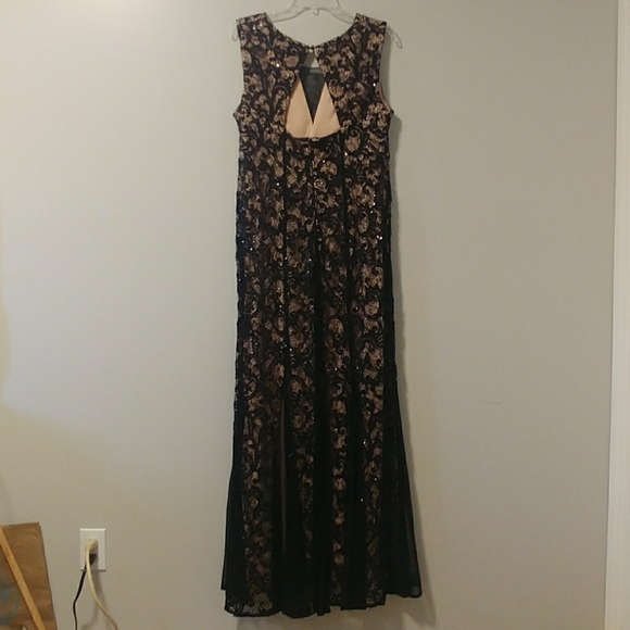 Lace gown - Picture 2 of 4